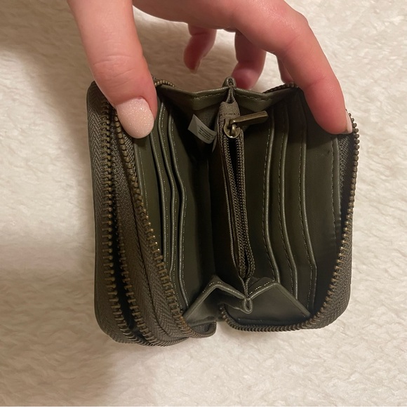 Olive Green 🫒 Leather Wallet - Picture 3 of 6